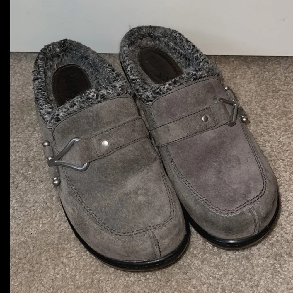Women’s Klogs size 9 slip resistant non marking clogs.